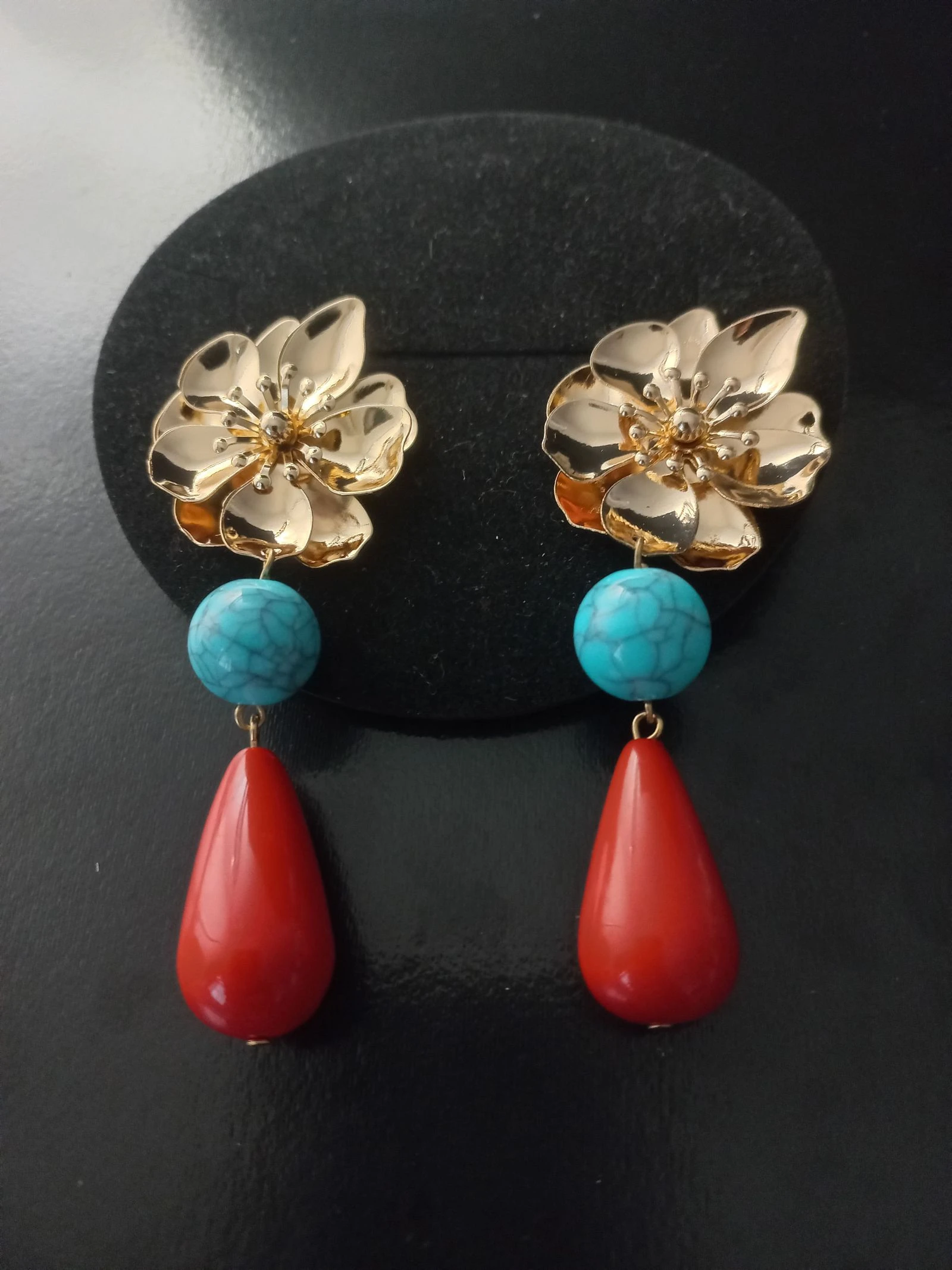 Brincos de espigão azul e vermelho